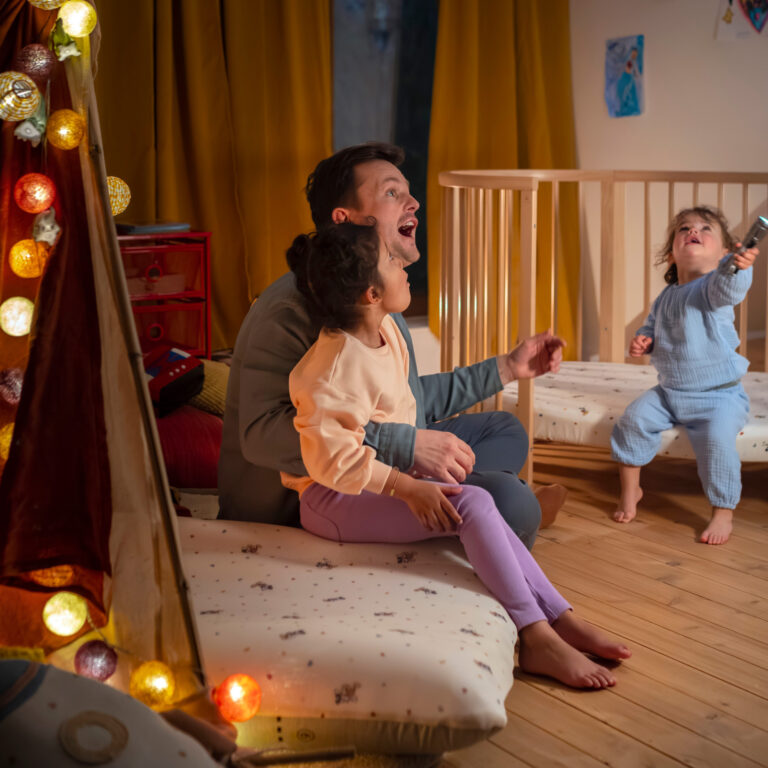 CAMA INFLABLE PARA NIÑOS JETKIDS CLOUDSLEEPER V2 MICKEY CELEBRATION STOKKE