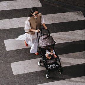 Coche de bebé ligero Stokke YOYO³ 6+ Leopardo | Compacto y plegable